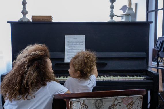 Professeur particulier de piano avec son élève de 6 ans