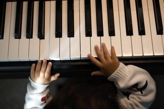 Vue de haut cours de piano à domicile d'un enfant de 6 ans